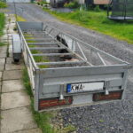 Przyczepa samochodowa dłużyca - widok z tyłu